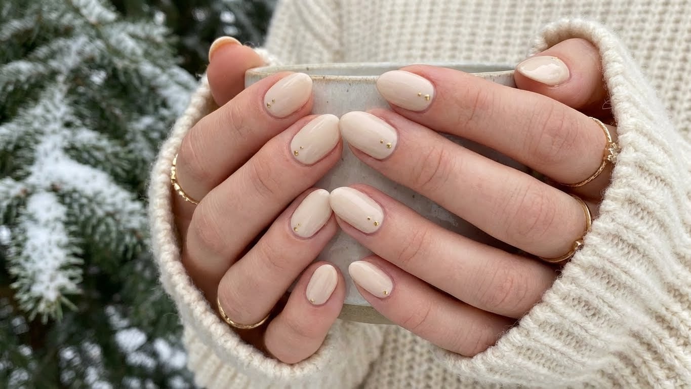 Dazzle Your Holiday Look: A Guide to Gold Christmas Nails