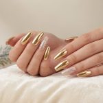 Glitter Holiday Nails: A Guide to Choosing the Perfect Glitter Polish for Your Festive Look