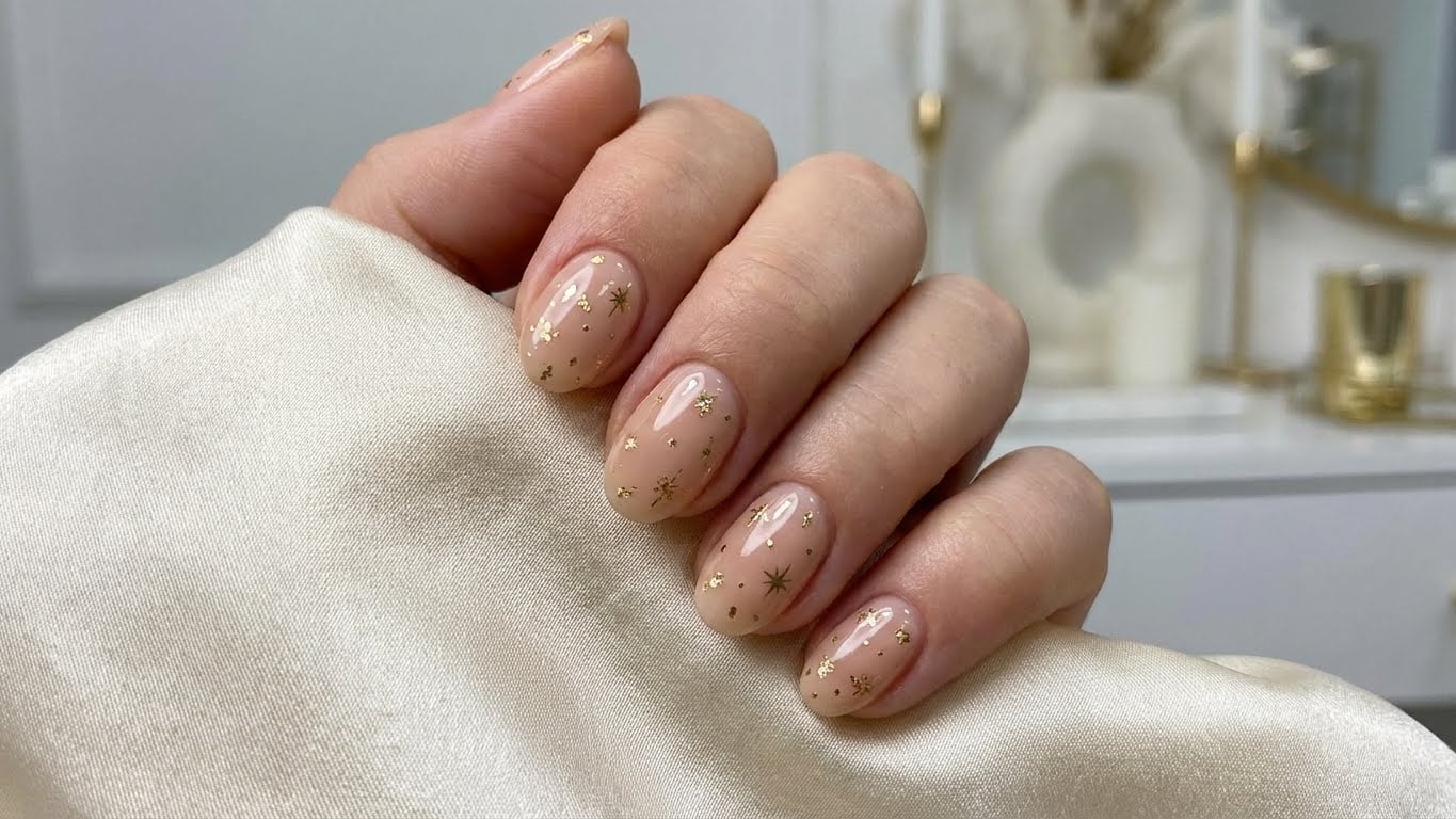 How to Create Glitter Holiday Nails: A Step-by-Step Guide
