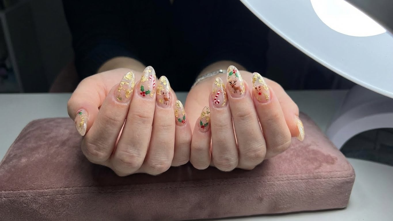 Dazzle Your Winter Look with Sparkly Nails