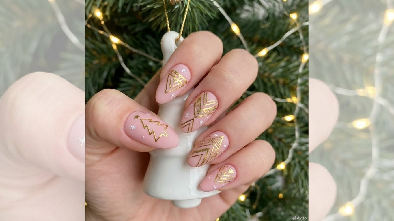 Deck the Halls: A Guide to Glitter Holiday Nails